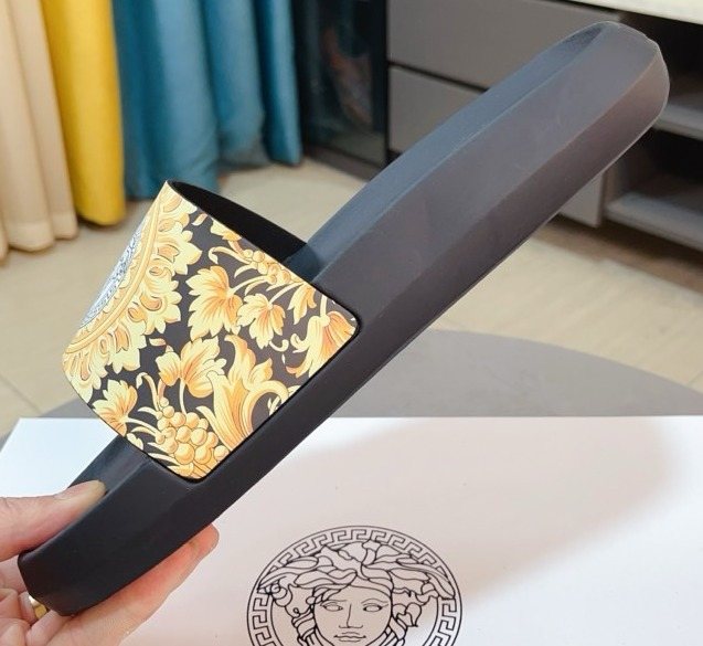 微商相册测试鞋子-Versace Black and Gold Floral Slide Sandals — hero