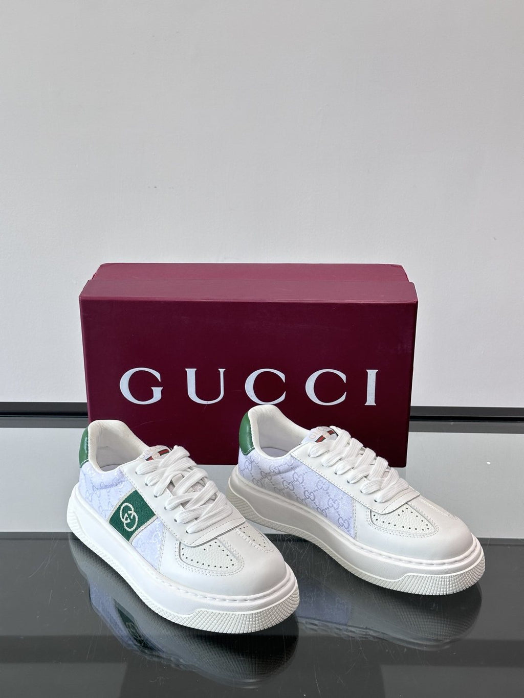Gucci White and Green Low-Top Sneakers — hero