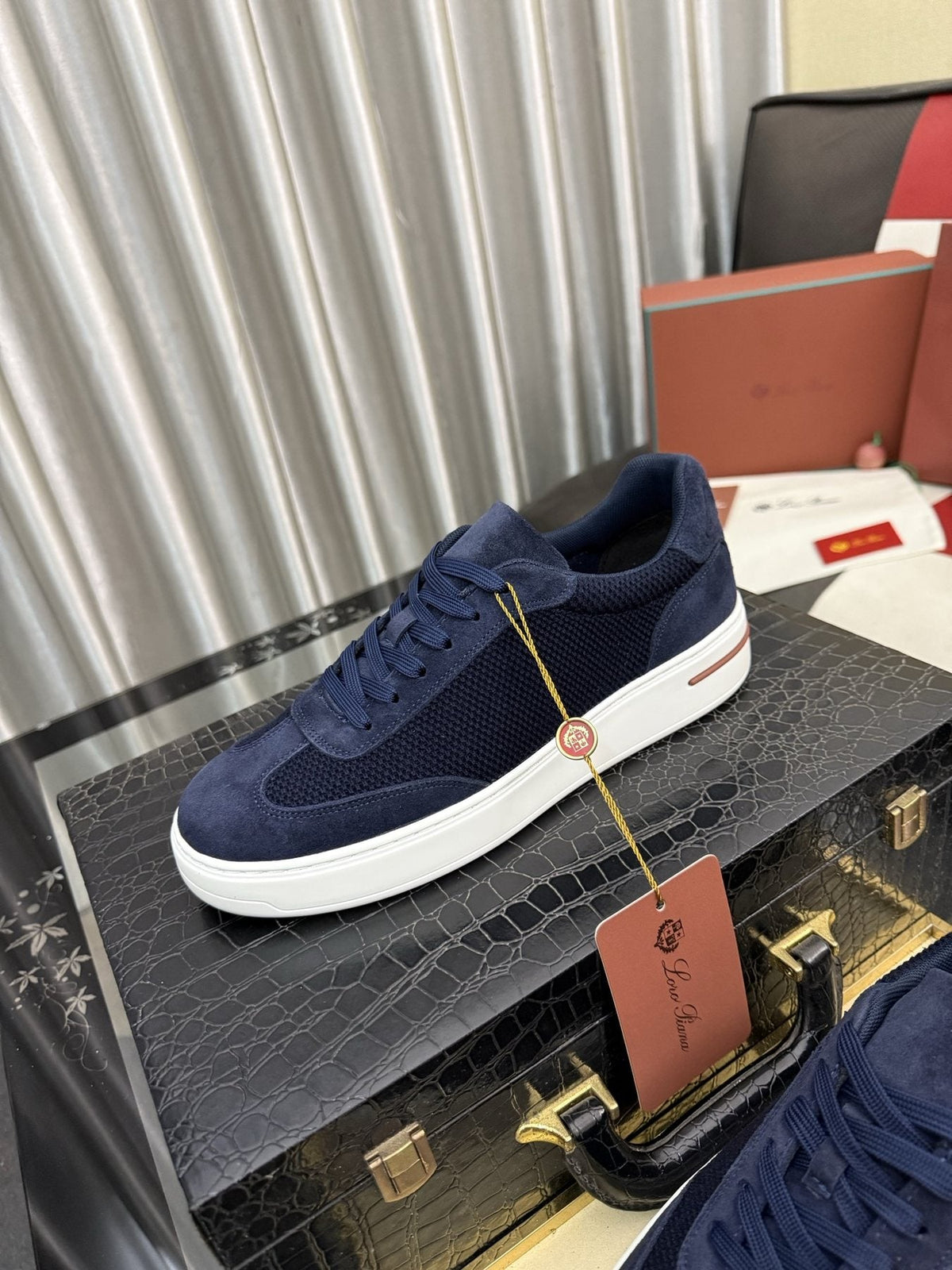 微商相册测试鞋子-Textured Panel Low-Top Sneakers — front